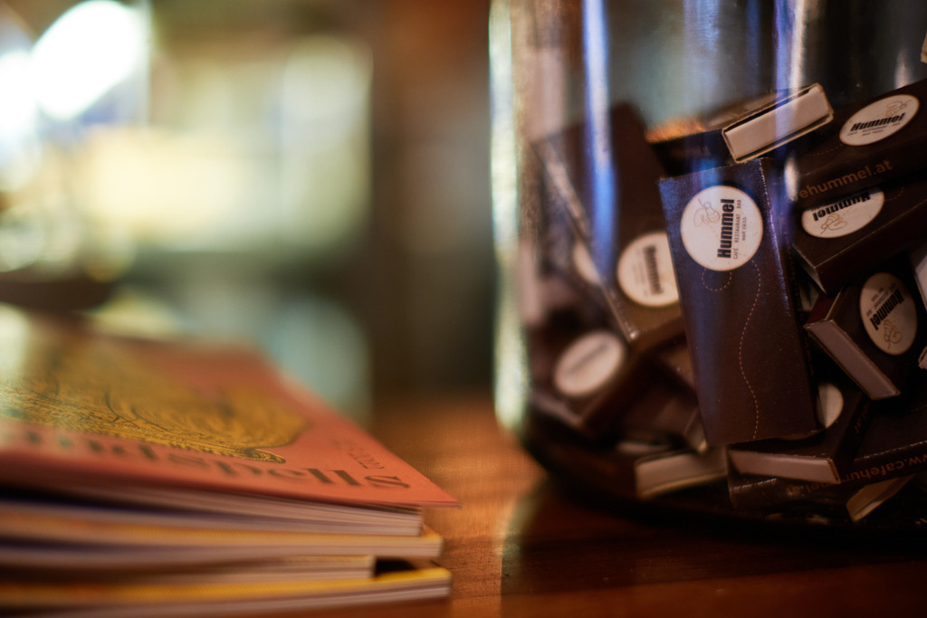 Cafe Hummel, Glasbehälter mit Zündhölzer | WIen, Austria - March 31, 2022; Cafe Hummel, Glasbehälter mit Zündhölzer. - Realisiert mit Pictrs.com