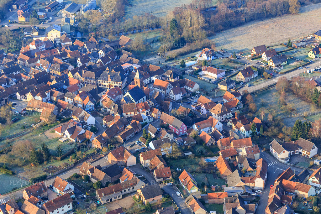 Vue aérienne: Église fortifiée luthérienne-protestante au centre du village, entourée d'une couronne de maisons à Dossenheim-sur-Zinsel dans le département Bas Rhin, France – .Photo: IMG_105321.jpg prise le 25/03/2018 par Werner Riehm/FLY-FOTO.eu – Résolution de l'original: 5253 x 3502 px