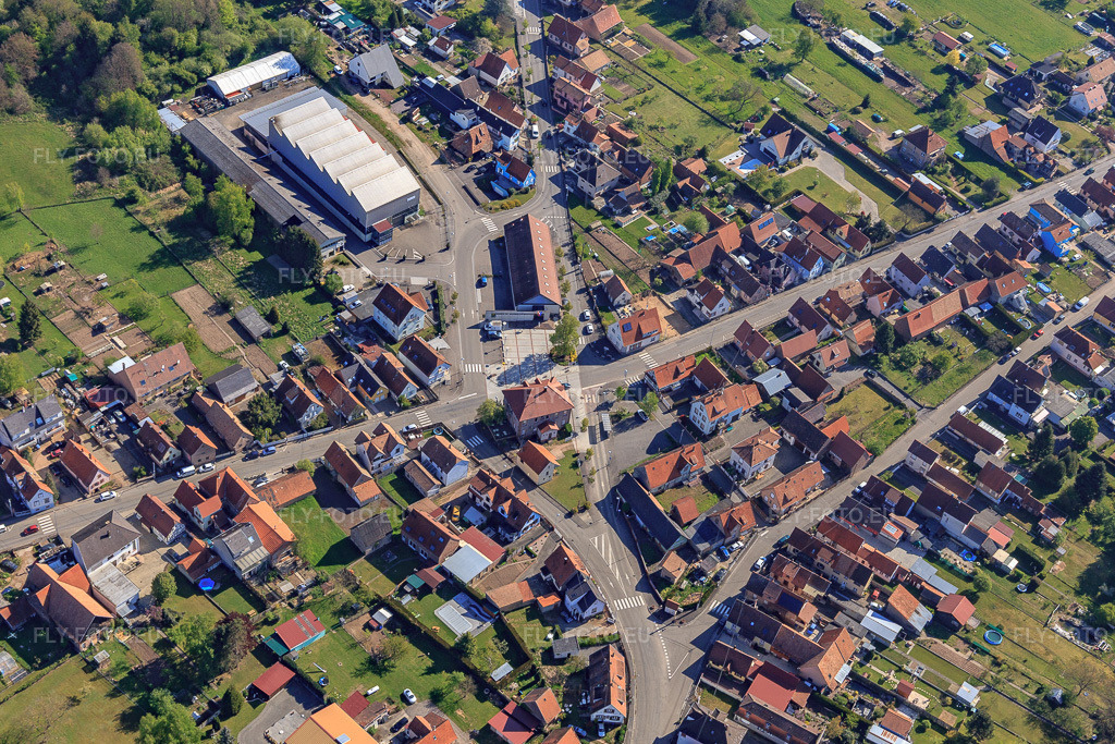 Vue aérienne: Centre-ville avec Métallerie Willem à Gumbrechtshoffen dans le département Bas Rhin, France – .Photo: IMG_099498.jpg prise le 30/04/2017 par Werner Riehm/FLY-FOTO.eu – Résolution de l'original: 5236 x 3491 px – WWW.METALLERIE-WILLEM.FR