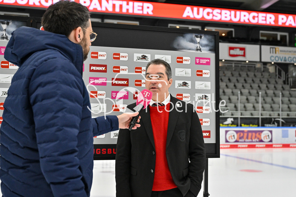 Augsburger Panther - Löwen Frankfurt  | Im Bild Larry MITCHELL Headcoach Augsburger Panther vor der Partie gegen Frankfurt beim Interview von Magentasport / DEL: Augsburger Panther - Loewen Frankfurt, Curt Frenzel Stadion am 12.01.2025