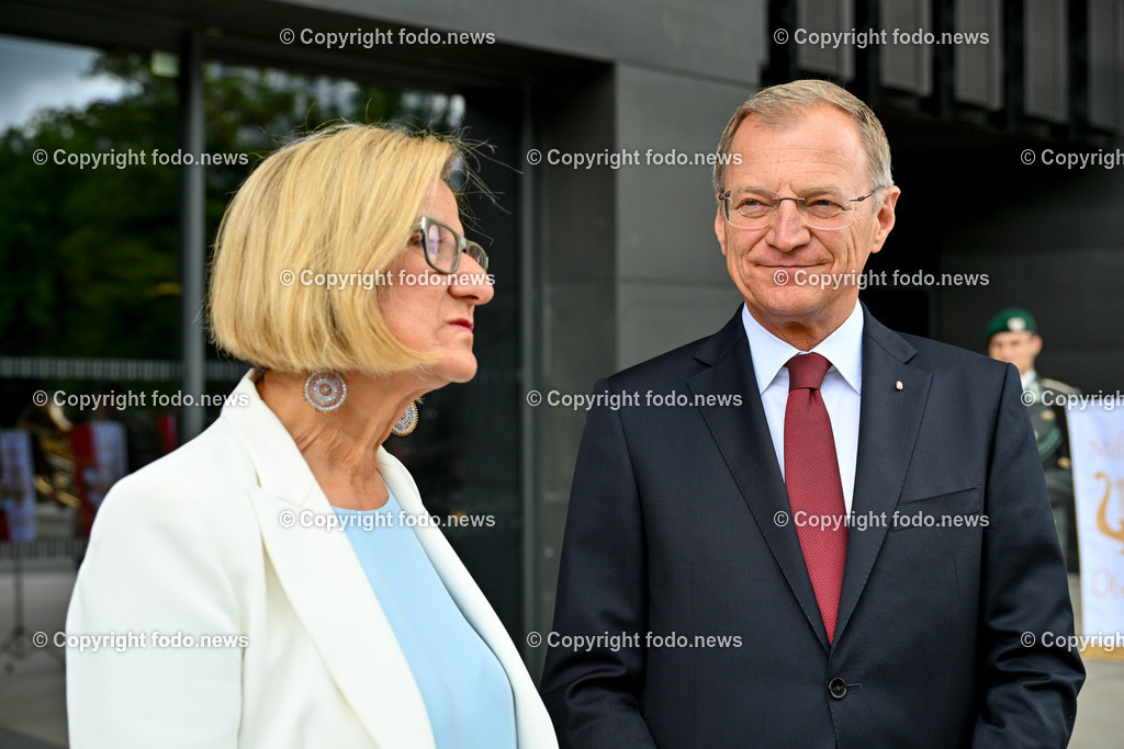 Pressekonferenz Land Ooe_ Oberoesterreich uebernimmt den Vorsitz in der Landeshauptleute-Konferenz_ 03.07.2024-38 | 03.07.2024, Linz, AUT, Pressekonferenz Land Ooe, Oberoesterreich uebernimmt den Vorsitz in der Landeshauptleute-Konferenz, im Bild Johanna Mikl-Leitner (VP, Landeshauptfrau Niederoesterreich), Thomas Stelzer (VP, Landeshauptmann Oberoesterreich)