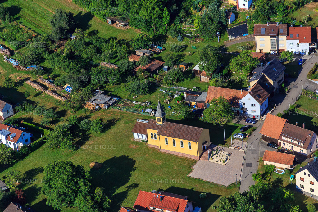 Luftbild: Kathol. Kirche Maria Königin im Ortsteil Schluttenbach in Ettlingen im Bundesland Baden-Württemberg in Deutschland. Foto: IMG_084021.jpg vom 26.07.2015 durch Werner Riehm/FLY-FOTO.de