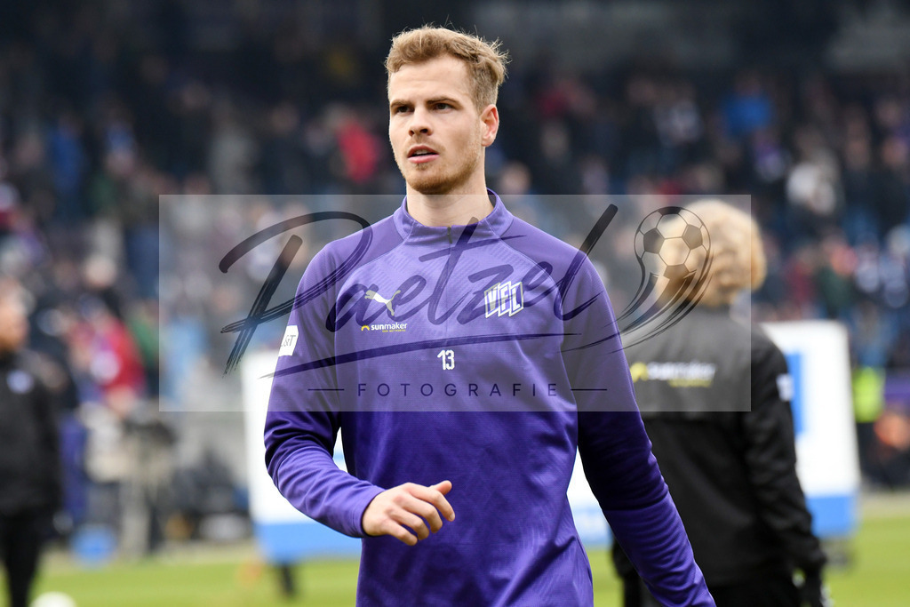 20200208_OSNFCN_0031 | Fußball, Herren: Joost van Aken (VfL Osnabrueck) schaut waehrend des Spiels der 2. Bundesliga zwischen VfL Osnabrueck und 1. FC Nuernberg im Stadion an der Bremer Bruecke am 08.02.2020 in Osnabrueck, Deutschland.DFB / DFL REGULATIONS PROHIBIT ANY USE OF PHOTOGRAPHS AS IMAGE SEQUENCES AND/OR QUASI-VIDEO. - Realisiert mit Pictrs.com