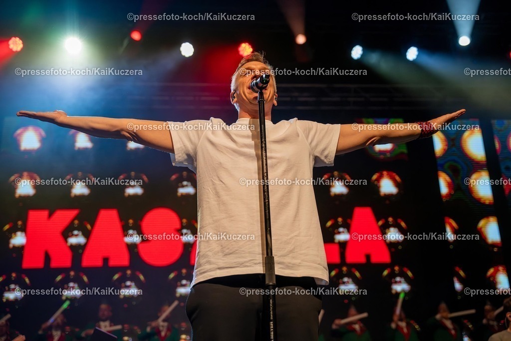 KKU25012501207 | 25.01.2025, xkkux, Düsseldorf, Karnevalsveranstaltung - Die Lachende in der Mitsubishi Electric HALLE. Die Band Kasalla performt bei ihrem Auftritt. Im Bild: Sänger Bastian Campmann (Frontman)