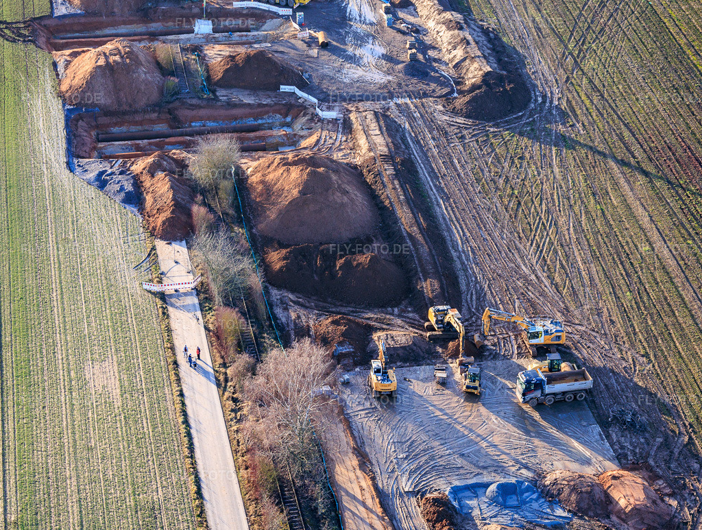Luftbild: Baustelle der Vulcan Energy für eine Anlage zur Gewinnung von Lithium und Erdwärme auf dem Radweg und der ehemaligen Bahnstrecke zwischen Herxheim und Landau in Landau in der Pfalz im Bundesland Rheinland-Pfalz in Deutschland. Foto: IMG_152913.jpg vom 07.02.2026 durch Werner Riehm/FLY-FOTO.deAuflösung des Originals: 5046 x 3812 pxVULCAN ENERGY RESOURCES