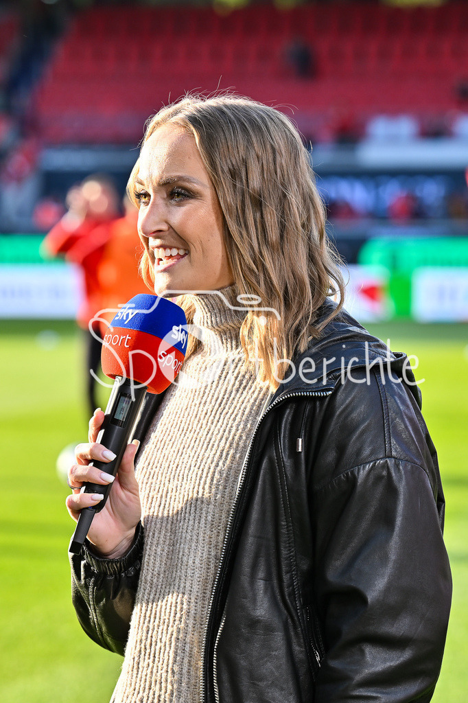1. FC Heidenheim - SV Elversberg 07 | Im Bild SKY Moderatorin Nele OCIK / Einzelfoto / Freisteller / Relegation Bundesliga: 1. FC Heidenheim - SV Elversberg 07, Voith-Arena am 22.05.2025 / DFL REGULATIONS PROHIBIT ANY USE OF PHOTOGRAPHS AS IMAGE SEQUENCES AND/OR QUASI-VIDEO