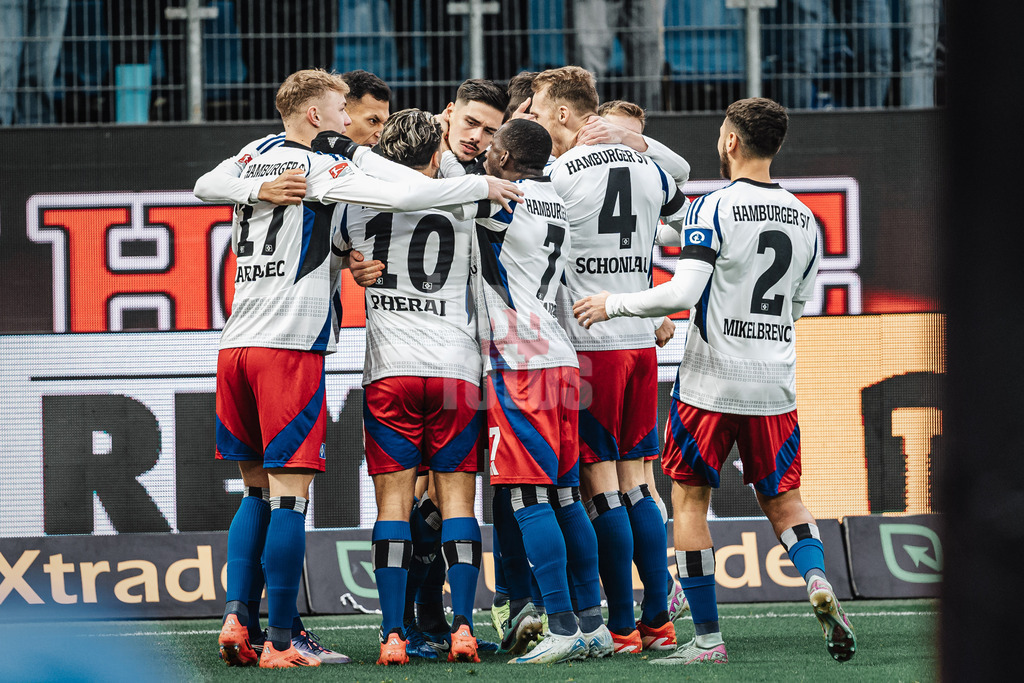 Fußball | Männer | Saison 2024/2025 | 2. Fußball-Bundesliga | 17. Spieltag | Hamburger SV vs. SpVgg Greuther Fürth | 21.12.2024 | Dennis Hadzikadunic (#5, HSV) trifft und wird umjubelt vom Team