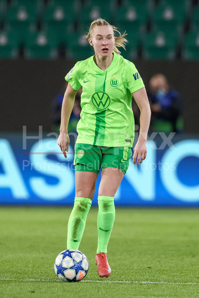 Fussball, UEFA Womens Champions League, VfL Wolfsburg - FC Barcelona | v.li.: Janina Minge (VfL Wolfsburg, 6) am Ball, Freisteller, Einzelbild, Ganzkörper, Aktion, Action, Spielszene