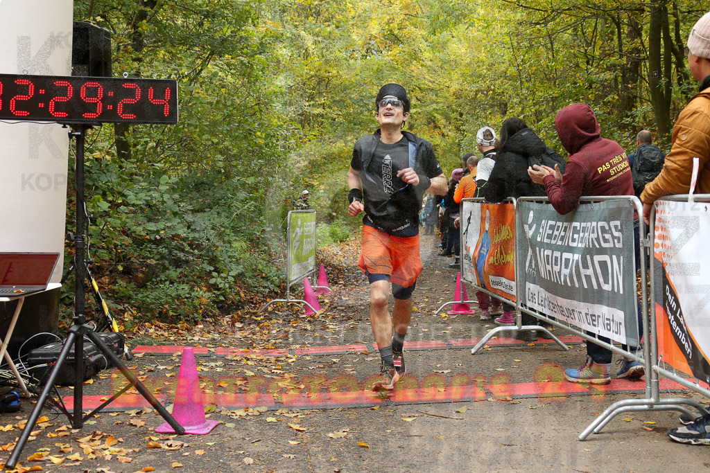 251026_1231_EX1_0564 | Sportfotografie im Rhein-Sieg Kreis, Köln, Bonn, NRW, Rheinland Pfalz, Hessen, etc. Unser Tätigkeitsfeld umfasst den Laufsport vom Volkslauf über den Marathon, Duathlon, Triathon bis zum Ultralauf wie Kölnpfad Ultra oder Schindertrail.