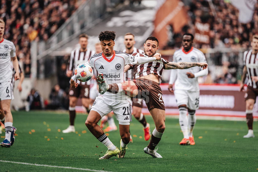 Fußball | Männer | Saison 2025/2026  | Fußball-Bundesliga | 25. Spieltag | FC St. Pauli vs. Eintracht Frankfurt | 08.03.2026 | v.l. Nathaniel Brown (#21, Eintracht Frankfurt) gegen Mathias Pereira Lage (#28, FC St. Pauli)