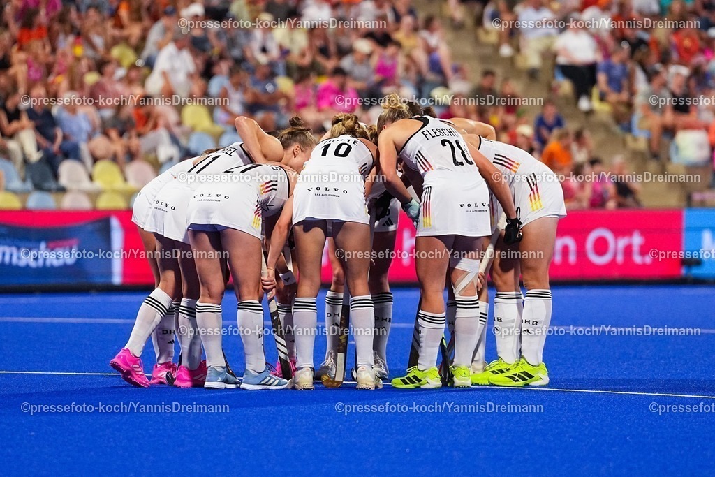 xydrx11082503093 | 11.08.2025, xydrx, Frauen EuroHockey Championship 2025, Gruppenphase, Gruppe A, Deutschland - Niederlande, Sparkassenpark Mönchengladbach: die deutsche Nationalmannschaft bildet einen Kreis