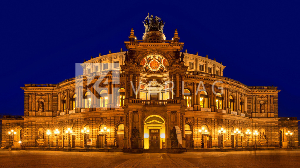 Panorama-Semperoper-Theaterplatz-Dresden-MG_2616 2 Kopie | Wandbild Eingangsportal der Semperoper auf dem Theaterplatz in Dresden. - Realisiert mit Pictrs.com