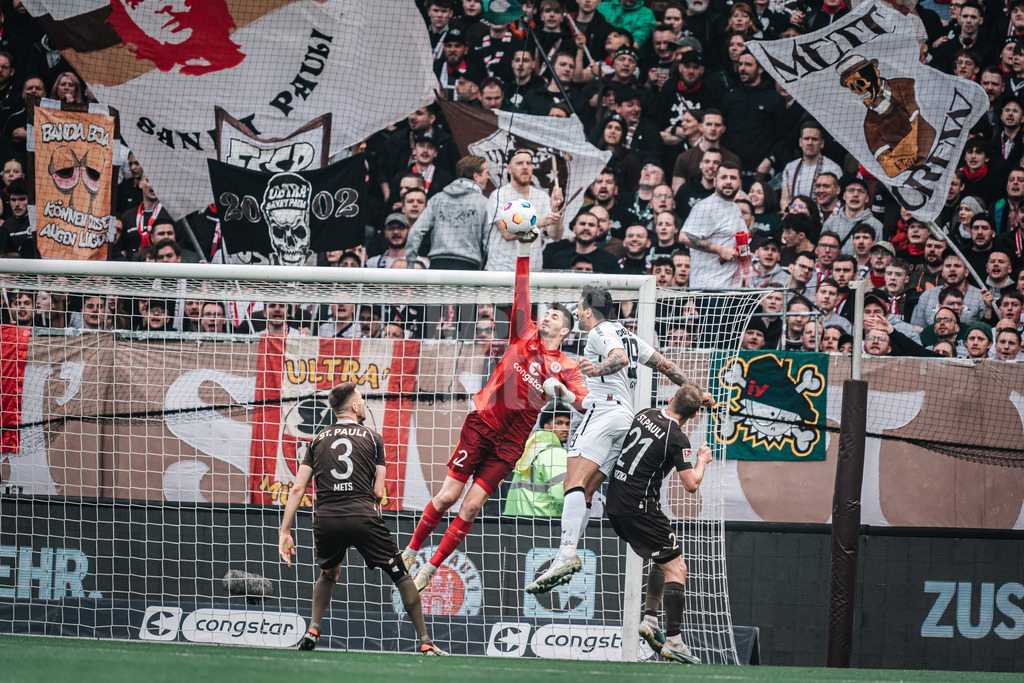 Fußball | Männer | Saison 2023/2024 | 2. Fußball-Bundesliga | 27. Spieltag | FC St. Pauli vs. SC Paderborn 07 | 31.03.2024 | Nikola Vasilj (#22, FC St. Pauli) verteidigt gegen Adriano Grimaldi (#39, SC Paderborn 07)