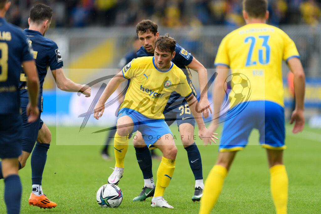 EBSTSV20210828_017 | Fussball, Herren: Yari Otto (Eintracht Braunschweig) und Phillipp Steinhart (TSV 1860 Muenchen) im Zweikampf beim Spiel der 3. Liga zwischen Eintracht Braunschweig und TSV 1860 Muenchen im Eintracht-Stadion am 28.08.2021 in Braunschweig, Deutschland.DFB / DFL REGULATIONS PROHIBIT ANY USE OF PHOTOGRAPHS AS IMAGE SEQUENCES AND/OR QUASI-VIDEO. - Realisiert mit Pictrs.com