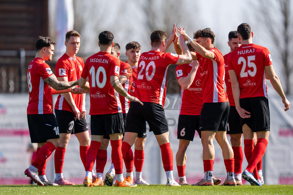 SG Sonnenhof Großaspach vs. KSV Hessen Kassel, Fussball, Regionalliga Südwest, 23. Spieltag, Saison 2025/2026, 07.03.2026 | Leon Maier (SG Sonnenhof Großaspach, #20) motiviert sein Team,SG Sonnenhof Großaspach vs. KSV Hessen Kassel, Fussball, Regionalliga Südwest, 23. Spieltag, Saison 2025/2026, 07.03.2026Foto: photosbyphips/Philip Ziegler