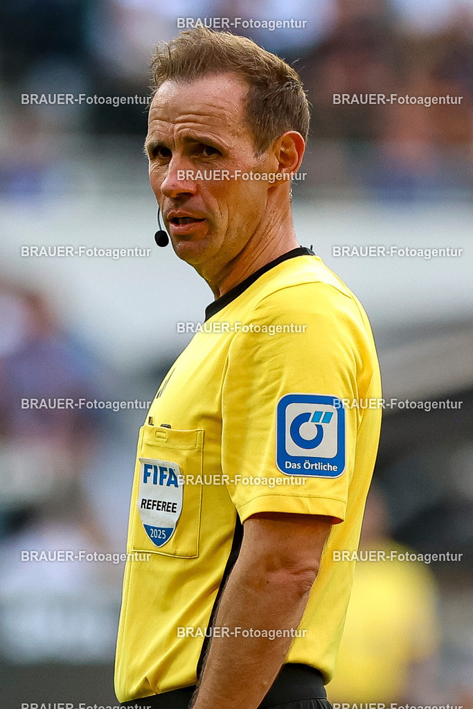 Borussia Mönchengladbach vs Hamburger SV - Bundesliga  | Mönchengladbach, Deutschland, 24.08.25:   Schiedsrichter Sascha Stegemann schaut waehrend des Spiels der Bundesliga zwischen Borussia Mönchengladbach vs Hamburger SV im Stadion im Borussia Park(Foto von Brauer-Fotoagentur / Adrian Schlueter)