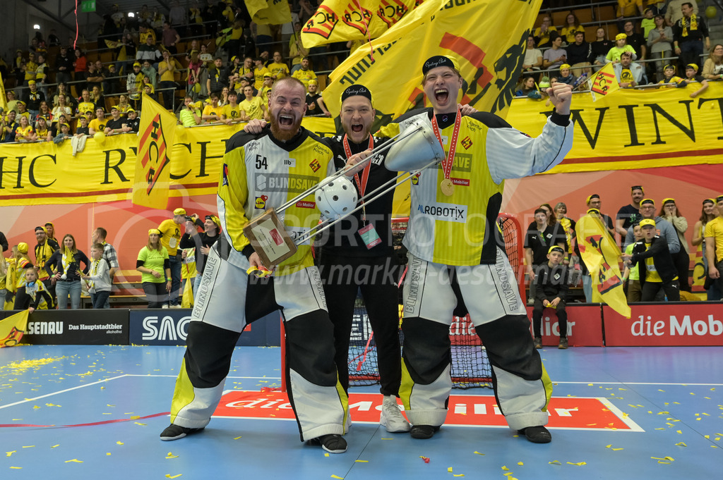 Zug United vs HC Rychenberg - 22. February 2025 | Zug United vs HC RychenbergSporthalle Wankdorf, BernNicolas Schüpbach (#54 HC Rychenberg Winterthur), Mirco Castelletti (Torhütertrainer HC Rychenberg) und Eric Kunz (#35 HC Rychenberg Winterthur).Bild: Sportfotografie Markus Aeschimann | www.markus-aeschimann.ch - Realisiert mit Pictrs.com