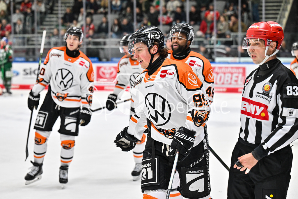 Augsburger Panther - Grizzlys Wolfsburg | AUGSBURG, GERMANY - 15. MARCH: Jubel der Gäste nach dem Treffer zum 5-5 Ausgleich duch Matt CHOUPANI (Grizzlys Wolfsburg 89) / Tor / Torschuetze / Freude / Happy während dem Match zwischen den Augsburger Panthern und den Grizzlys Wolfsburg am 52. Spieltag der Penny DEL im Curt Frenzel Stadion