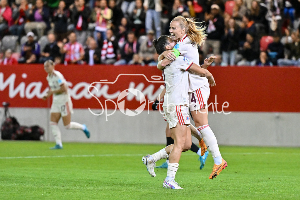 FC Bayern München Frauen - Arsenal London Frauen | Jubel nach dem Treffer zum 1-1 durch Glodis VIGGOSDOTTIR (FCB #4) / Freude / happy / Tor / torschuetzin / UEFA Womens Champions League: FC Bayern München Frauen - Arsenal London Frauen, FC Bayern Campus am 09.10.2024