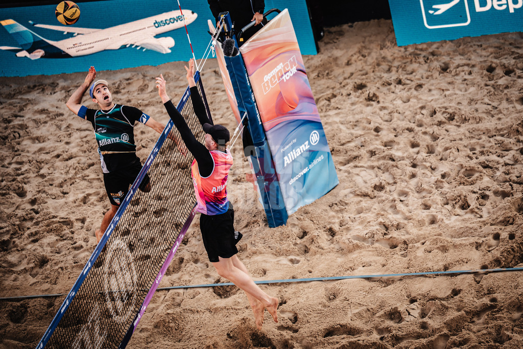 Beachvolleyball | Männer | Allianz German Beach Tour 2025 | Tourstop Berlin | 23.08.2025 | v.l. Tilo Rietschel beim Angriff gegen Philipp Huster
