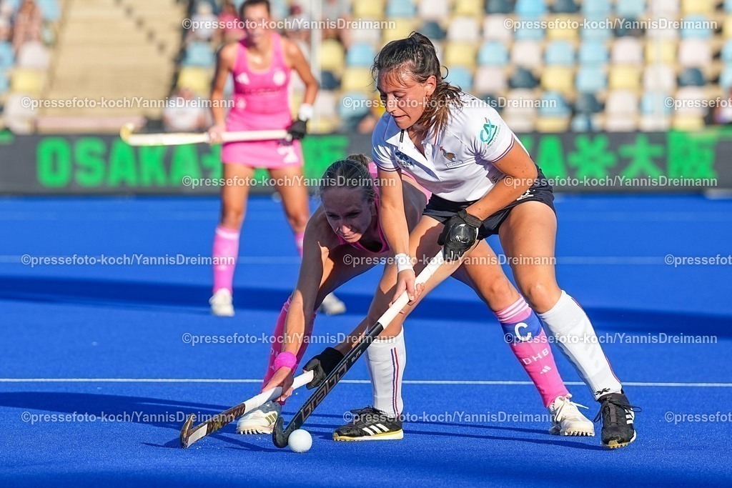 xydrx09082504018 | 09.08.2025, xydrx, Frauen EuroHockey Championship 2025, Gruppenphase, Gruppe a, Deutschland - Frankreich, Sparkassenpark Mönchengladbach: Lisa Nolte (GER #10) im Zweikampf gegen Gabrielle Verrier (FRA #14)