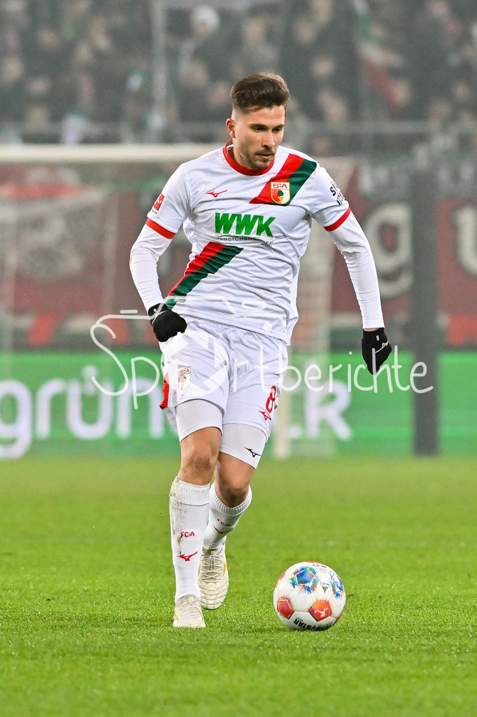 FC Augsburg - 1. FC Union Berlin | AUGSBURG, GERMANY - 15. JANUARY: am Ball Elvis REXHBECAJ (FC Augsburg 8)/ Einzelfoto / Freisteller während dem Bundesligamatch zwischen dem FC Augsburg und dem 1. FC Union Berlin am 17. Spieltag in der WWK-Arena / DFL REGULATIONS PROHIBIT ANY USE OF PHOTOGRAPHS AS IMAGE SEQUENCES AND/OR QUASI-VIDEO