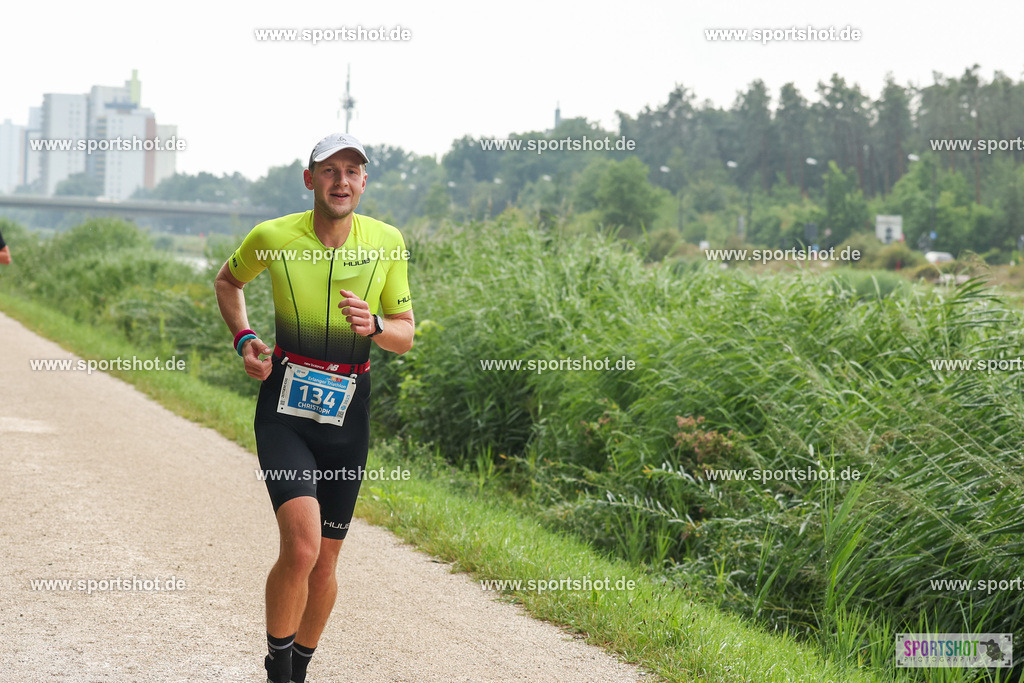 LUR_1665 | 34. M-net Erlanger Triathlon 2025 #erlangertriathlon  #mnettriathlon2025 #mnettriathlon #team #olympischedistanz #mitteldistanz #triathlon #maindonaukanal  #erlangertriathlon2025 #yourpictrs #tv1848 #tv1848erlangen  #triathlonbayern #sportinerlangen #demsportverbunden #sportshot_your_pictrs Copyright: www.sportshot.de