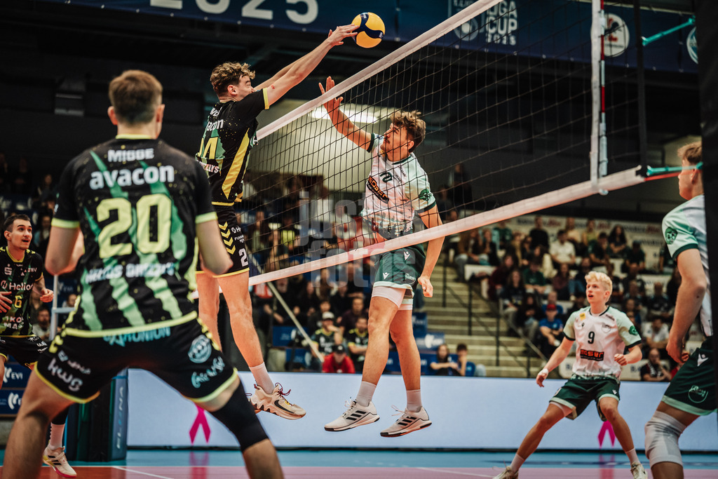 Volleyball | Herren | Saison 2025/2026 | Volleyball Ligacup | FT 1844 Freiburg vs. Helios GRIZZLYS Giesen | 12.10.2024 | v.l. Austin Wilmot (#24, Helios GRIZZLYS Giesen) gegen Marco Frohberg (#10, FT 1844 Freiburg)