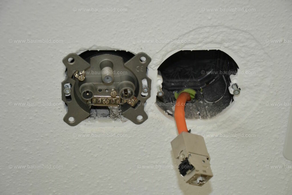 bib-lg17-elektroinstallation-0255 | Nach LV-Leistungsgruppen sortierte Detailfotos über den Bau eines Hauses. Alle Hausbau-Bilder direkt vom Urheber und Autor der Website Haus-Selber-Bauen.com