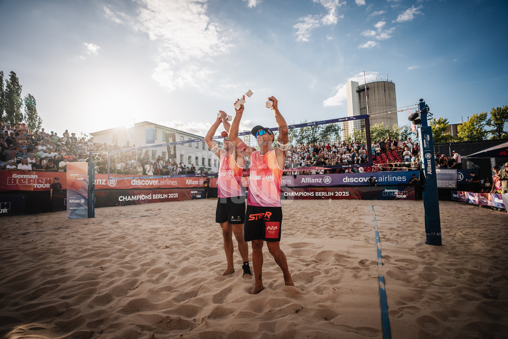 Beachvolleyball | Männer | Allianz German Beach Tour 2025 | Tourstop Berlin | 17.08.2025 | v.l. Moritz Pristauz und Alexander Horst jubeln nach dem Turniersieg