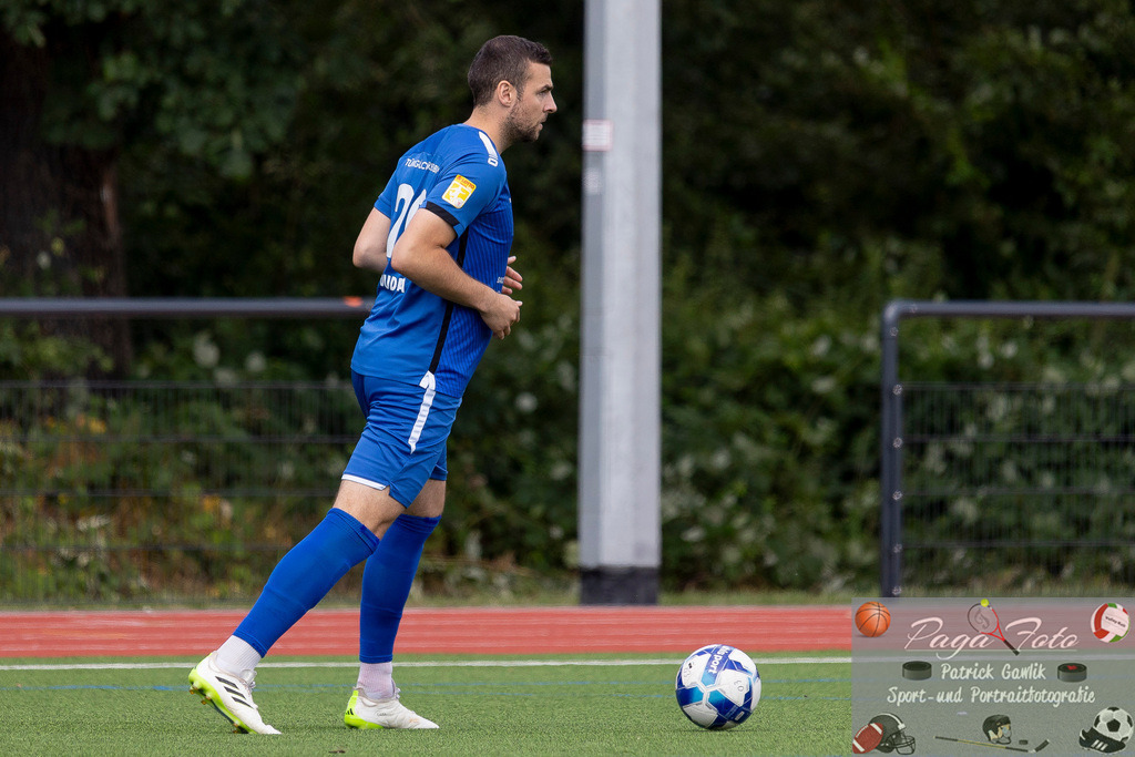 Testspiel: Spvgg. 03 Fechenheim - Türk Gücü Friedberg, 13.07.2024 | Julian Dudda (Türk Gücü Friedberg #20) mit Ball, Portrait / Porträt, Freisteller, Spvgg. 03 Fechenheim - Türk Gücü Friedberg, Frankfurt am Main, Sportanlage Birsteiner Straße, 13.7.2024 - Realisiert mit Pictrs.com