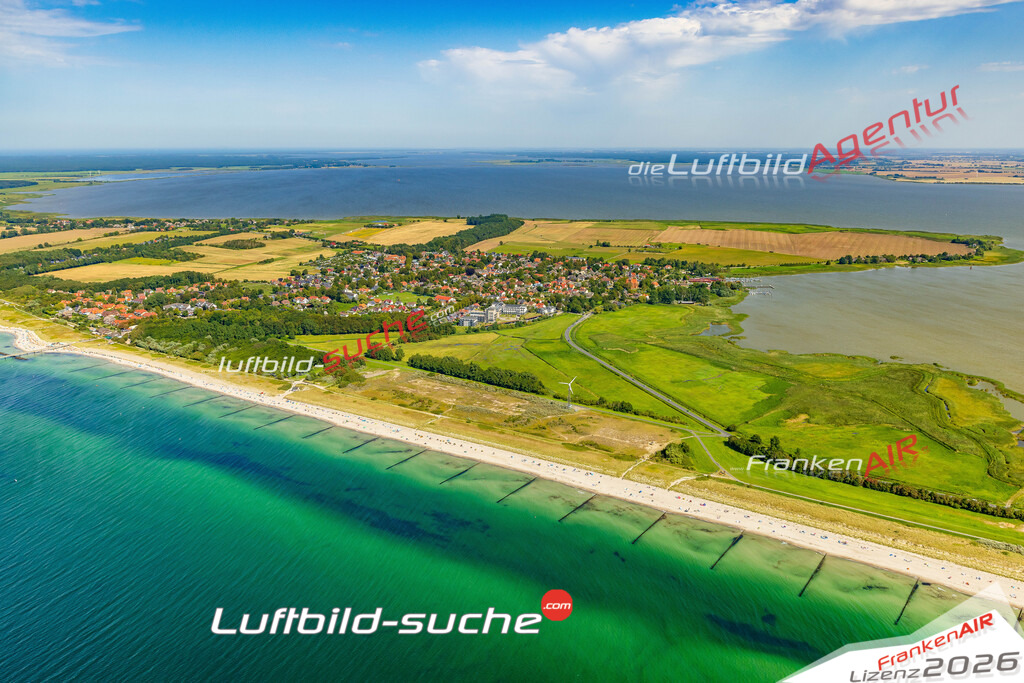 Übersichts Bild Wustrow - Die Luftaufnahme wurde 2025 vom UL-Flugzeug heraus erstellt ( keine Drohnenaufnahme ) - Hochauflösende Luftaufnahme - für Wandbilder und großformatige Ausdrucke geeignet. Das besondere Geschenk!Hier alle&nbsp;Infos zur Lizenzierung der LuftaufnahmeWir fliegen auch dieses Jahr wieder in Ihre Region um Luftbilder zu erstellen.- Luftbild anfragen