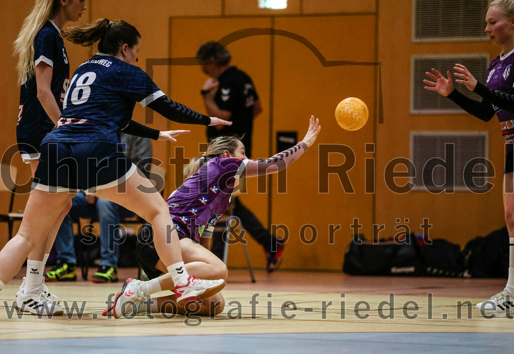 2024-02-03_094_SpVgg_Altenerding_gegen_SpVgg_Erdweg | Erding, Deutschland, 03.02.2024:
Handball, Bezirksoberliga Frauen Altbayern 2023 / 2024, 13. Spieltag, SpVgg Altenerding gegen SpVgg Erdweg, Endergebnis: 25:21

Maike Kunitz (SpVgg Erdweg, #18), Lena Prem (SpVgg Altenerding, #5), Lena Popp (SpVgg Altenerding, #10)

Foto: Christian Riedel / fotografie-riedel.net