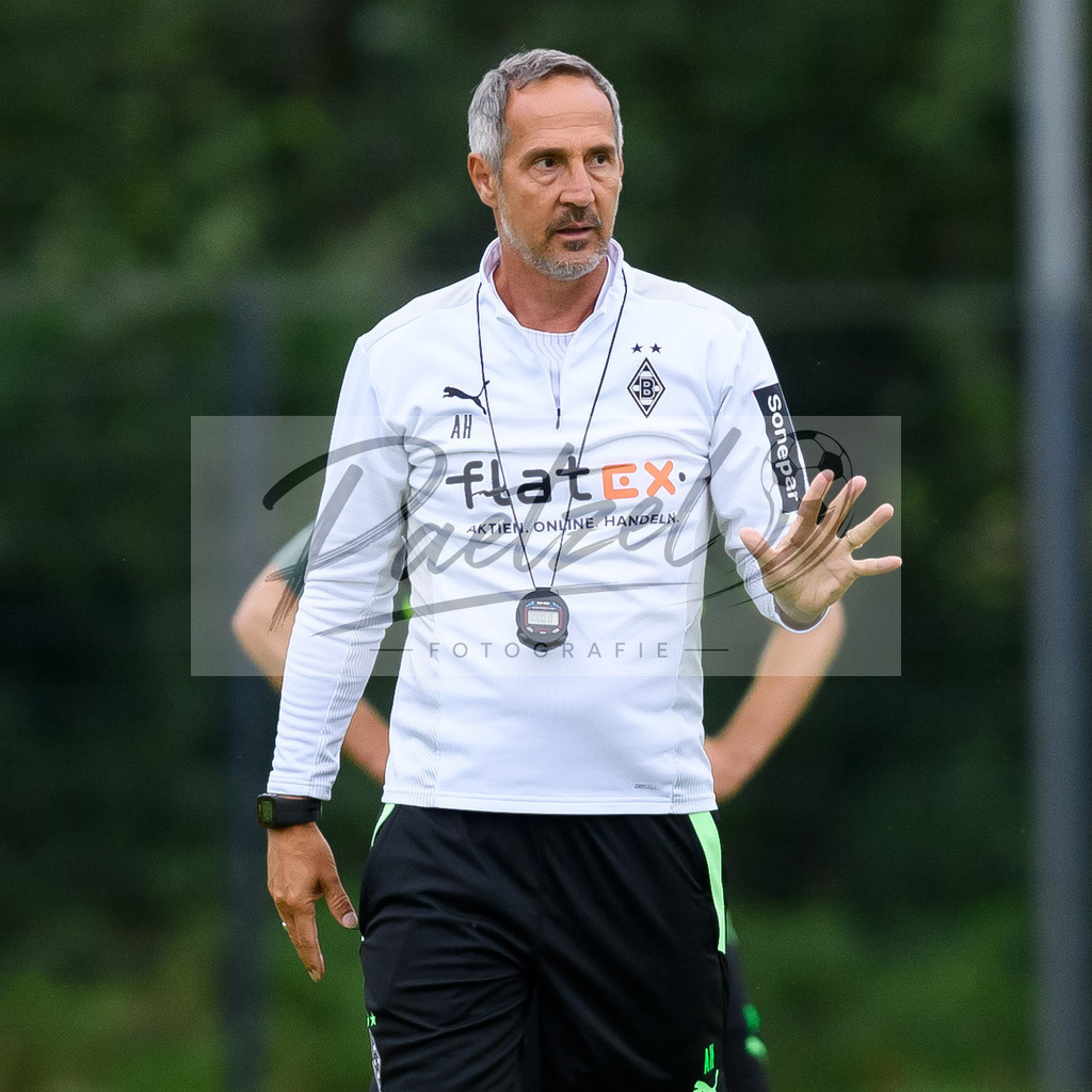 TRABMG20210719_069 | Fussball, Herren: Trainer Adi Huetter (Borussia Moenchengladbach) gestikuliert beim Training von Borussia Moenchengladbach waehrend des Trainingslagers auf dem Trainingsplatz am Hotel Klosterpforte am 19.07.2021 in Harsewinkel, Deutschland. - Realisiert mit Pictrs.com