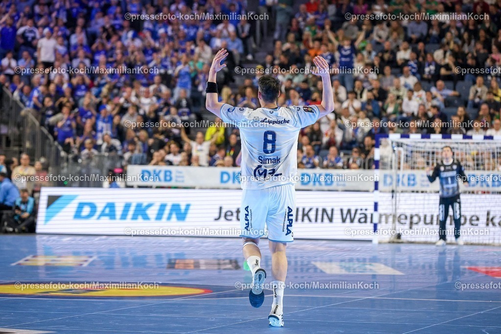 xSSCx19042601012 | 19.04.2026, xsscx, Handball, DHB-Pokal Lidl Final4, Spiel um Platz 3, TBV Lemgo-Lippe - SC Magdeburg, Saison 2025 / 2026 Herren, Lanxess Arena, Köln: Frederik Simak (TBV Lemgo Lippe #08) feuert die Fans an Photo: xSandraxScherningxPressefotoKochx