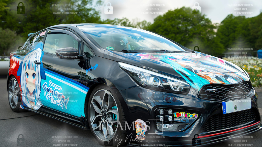 Ford Focus ST | Das Foto zeigt einen Ford Focus ST, der vollständig in einer farbenkräftigen Anime- bzw. Manga-Folierung gestaltet ist. Die Illustration kombiniert leuchtende Farben und charaktertypische Anime-Grafiken, die das Fahrzeug optisch hervorheben. Aufgenommen wurde die Szene auf dem Comic Park in Erfurt, einer Veranstaltung, auf der Cosplay, Popkultur und kreative Designs im Mittelpunkt stehen. Die Aufnahme betont sowohl die individuelle Gestaltung des Fahrzeugs als auch die Atmosphäre der Messe. - Realisiert mit Pictrs.com
