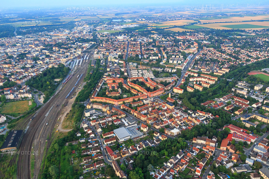Luftbild: Bebelstraße und Gleisanlagen zum Wormser Hbf im Ortsteil Neuhausen in Worms im Bundesland Rheinland-Pfalz in Deutschland. Foto: IMG_091166.jpg vom 07.07.2016 durch Werner Riehm/FLY-FOTO.de