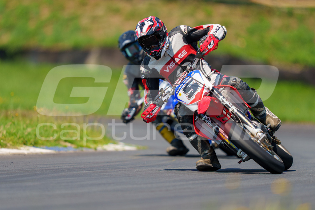 G-Cup + Supermoto Staatsmeisterschaft + Hungarian Supermoto Championship | GRIPcapture steht für authentische Sportfotografie in Österreich – für Momente, die mehr sind als Geschwindigkeit oder Ergebnis. Es geht um Emotion, Spannung, Fokus und den Augenblick, der oft nur einen Wimpernschlag dauert.Ob Motorsport, Teamsport oder 