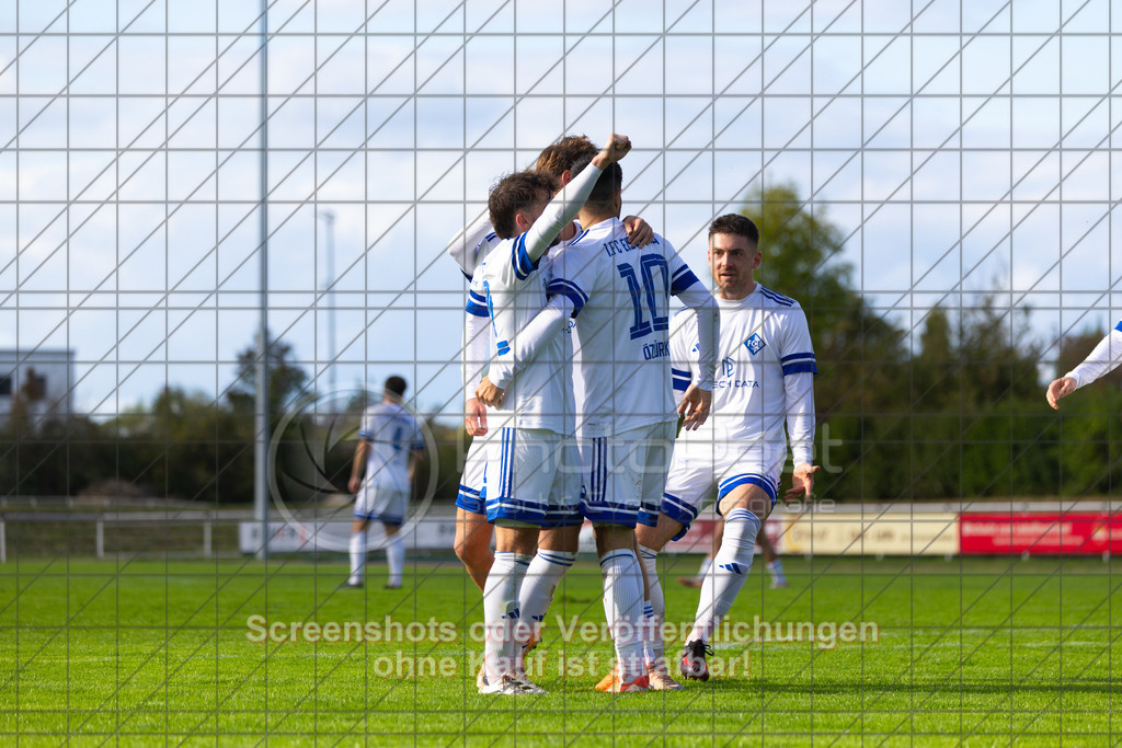 20261010_155501_0209_(c)_by_PhotoPeet | #,1.FC Eislingen (weiß) vs. TSV Bernhausen (lila), Fussball, Landesliga 2 - wfv, 11. Spieltag, Saison 2026/2027, Rasenplatz, Eichbachstation, Haldenstraße, 73054 Eislingen, 10.10.2026 - 15:30 Uhr,Foto: PhotoPeet / Sport- &amp; Eventfotografie / Peter Harich