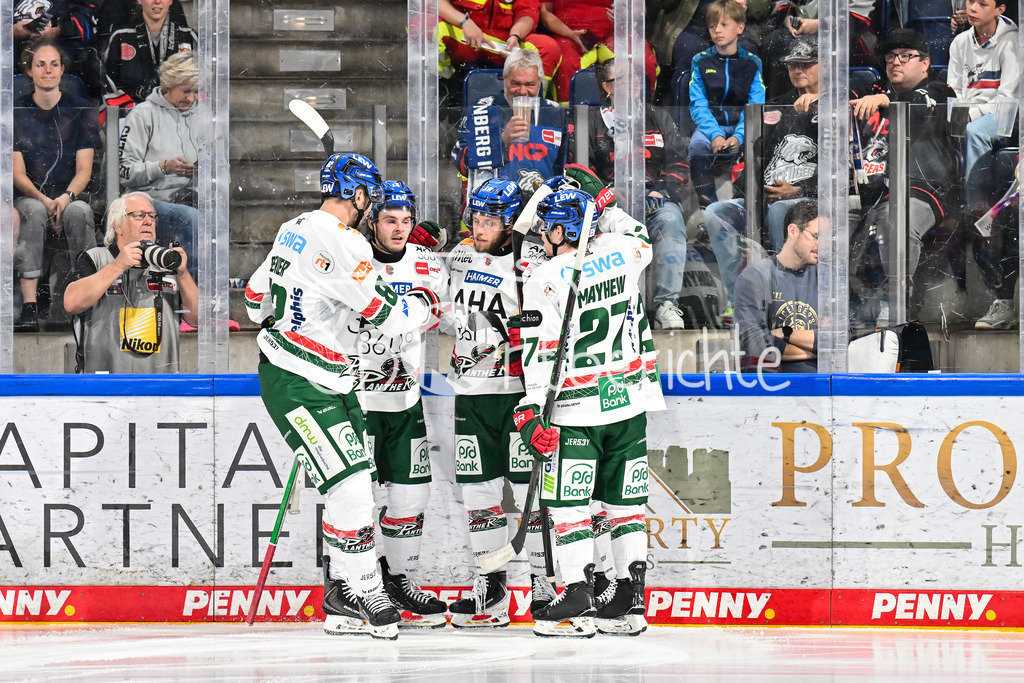 Nürnberg Ice Tigers - Augsburger Panther | Jubel der Panther nach dem Treffer zum 1-1 durch Riley DAMIANI (Augsburger Panther #19) / Tor / Torschuetze / Freude / Happy / DEL: Nürnberg Ice Tigers - Augsburger Panther; PSD Bank Nürnberg ARENA am 12.09.2025