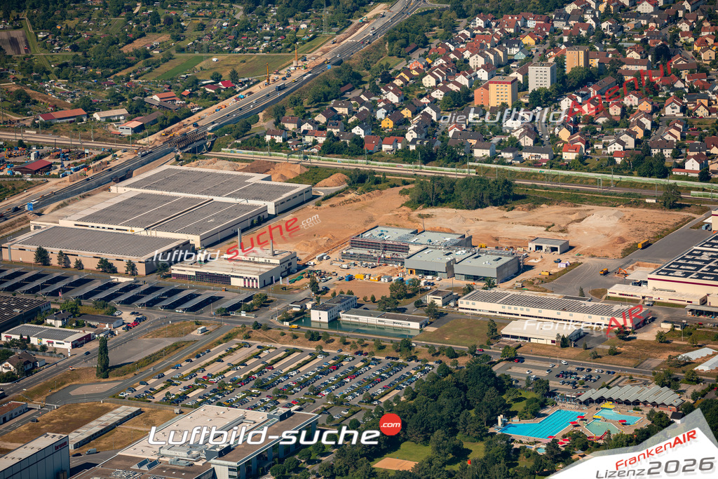 Das Luftbild zeigt :  Hallstadt - Die Luftaufnahme wurde 2024 vom UL-Flugzeug aus erstellt ( keine Drohne ) - Hochauflösende Luftaufnahme - Für grossformatige Ausdrucke geeignet. Die Geschenkidee !Mit Lizenz und Bildrechte bestellbar