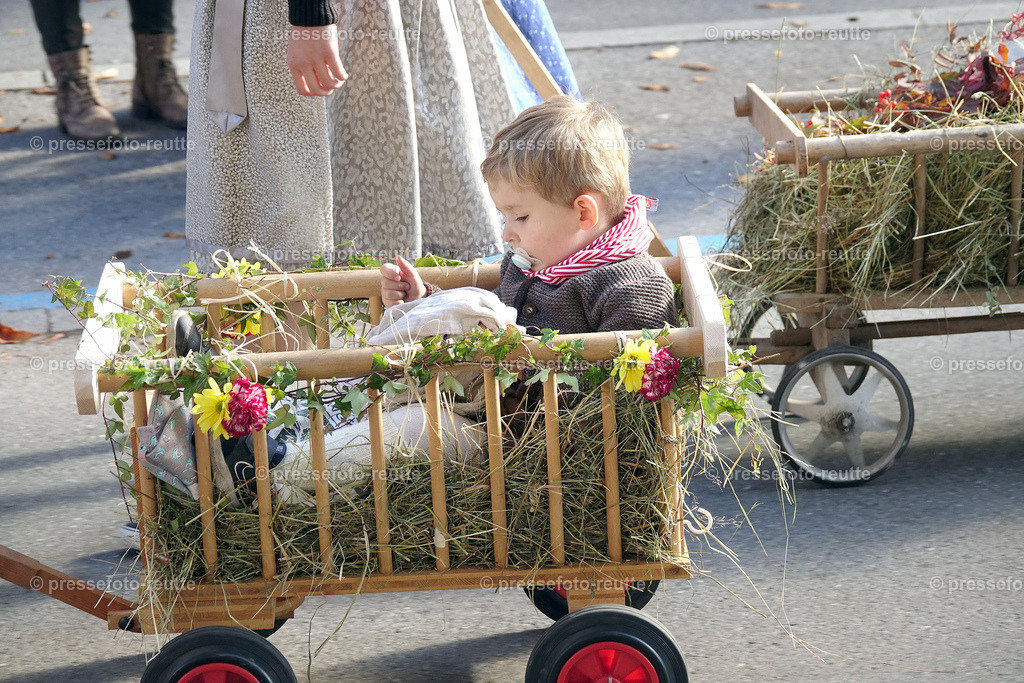 news-2022-Okt16-LJ_Erntedank_Reutte-HOEFEN-DSD04669 | Info aus dem Bezirk Reutte/Ausserfern Tirol sowie eine umfangreiche Bilddatenbank über die gesamte Region: Lechtal, Talkessel Reutte, Tannheimertal, Zwischentoren. Lech, Plansee, Zugspitze, Grenztunnel, B179, Fernpassstraße, Verkehr, Lawinen, Tradition, - Realisiert mit Pictrs.com