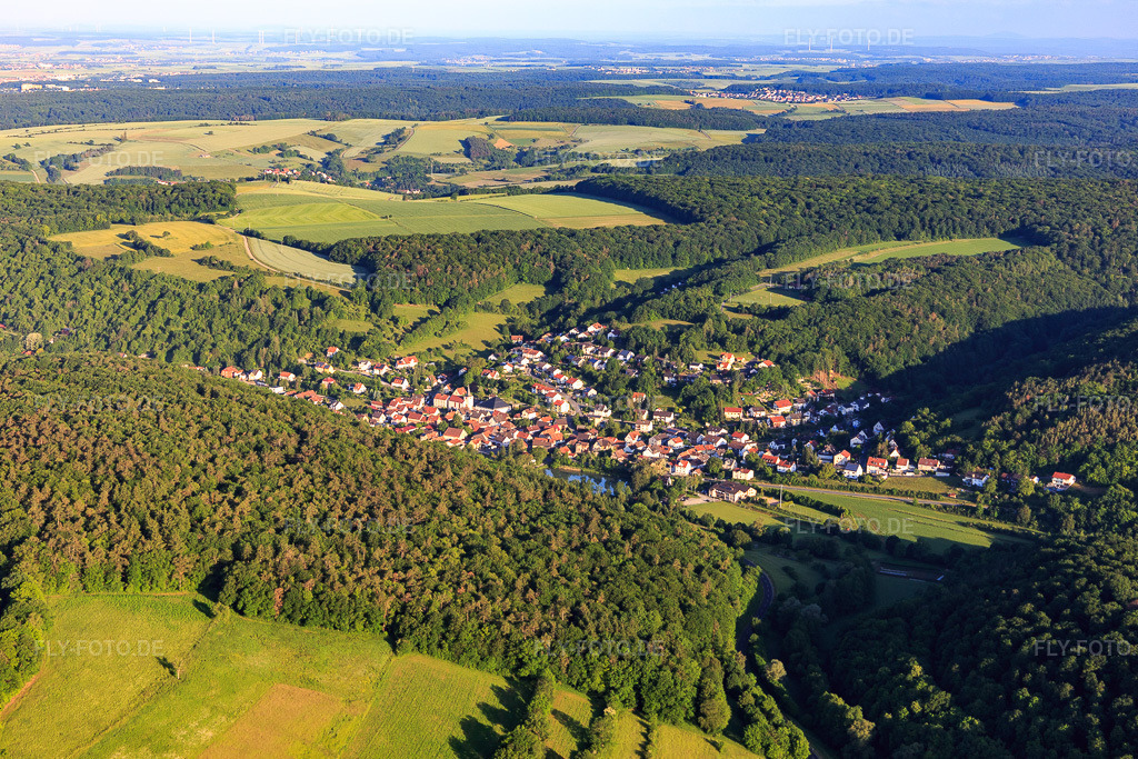 Luftbild: Ortsansicht von Osten im Ortsteil Marktsteinach in Schonungen im Bundesland Bayern in Deutschland. Foto: IMG_127041.jpg vom 13.06.2021 durch Werner Riehm/FLY-FOTO.de