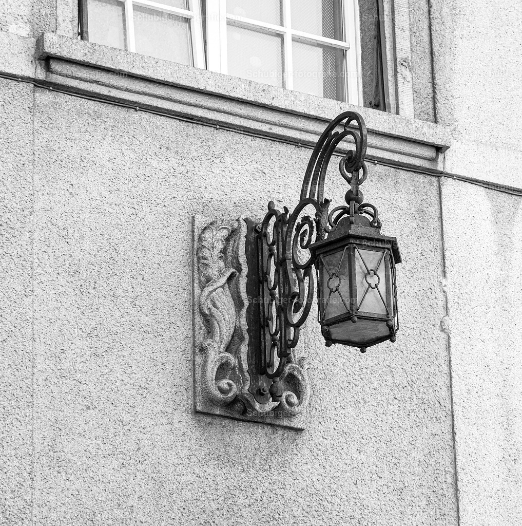 Laterne | alte Laterne an einem Altbau - Realisiert mit Pictrs.com