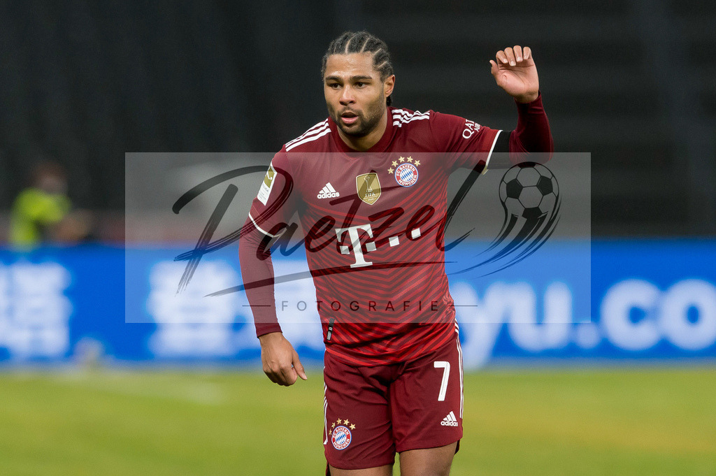 BSCFCB20220123_085 | Fussball, Herren: Serge Gnabry (FC Bayern Muenchen) gestikuliert, Gestik bei dem Spiel der 1. Bundesliga zwischen Hertha BSC und FC Bayern Muenchen im Olypiastadion am 23.01.2022 in Berlin, Deutschland.DFB / DFL REGULATIONS PROHIBIT ANY USE OF PHOTOGRAPHS AS IMAGE SEQUENCES AND/OR QUASI-VIDEO. - Realisiert mit Pictrs.com