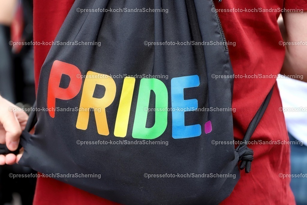 xSSC06072501026 | 06.07.2025, xsscx, Köln, Cologne Pride: Zuschauer beim CSD Köln 2025 mit Rucksack in Regenbogenschrift