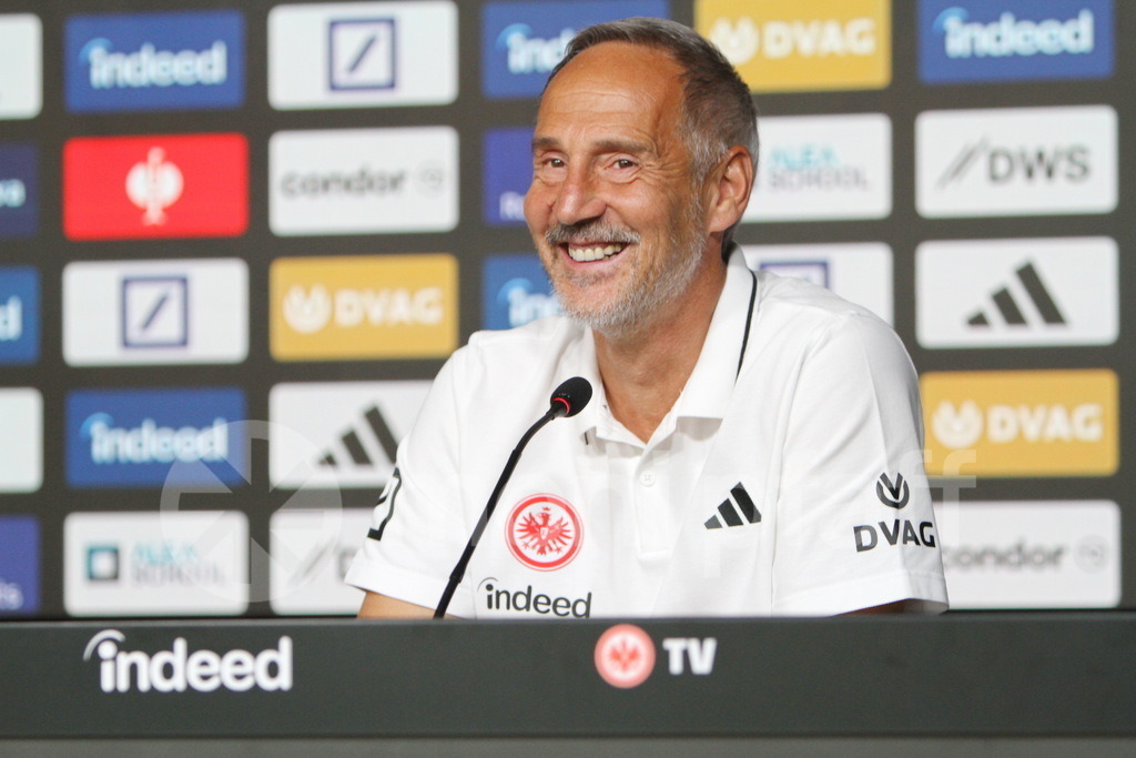 Adi Hütter * Trainer Eintracht Frankfurt kam zu spät zur PK | Online-Shop | monipfaff.de - Realisiert mit Pictrs.com