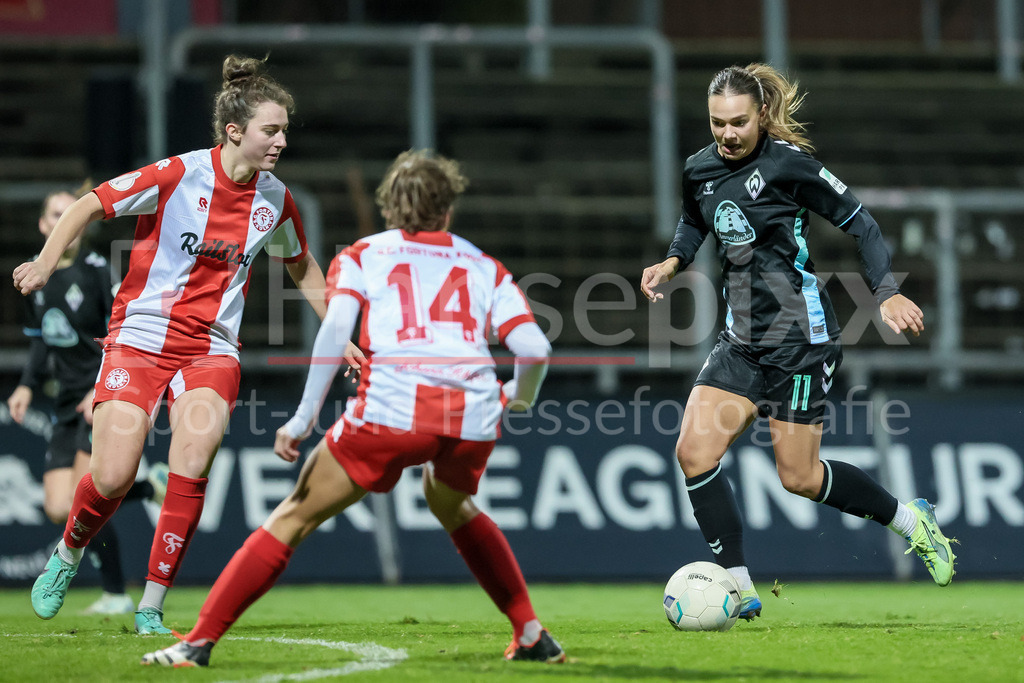 Fussball, DFB-Pokal Frauen, SC Fortuna Köln - SV Werder Bremen | v.li.: Anne Hahn (SC Fortuna Köln, 2), Sophie Trepohl (SC Fortuna Köln, 14) und Maja Sternad (SV Werder Bremen, 11) im Zweikampf, Duell, Dynamik, Aktion, Action, Spielszene, DIE DFB-RICHTLINIEN UNTERSAGEN JEGLICHE NUTZUNG VON FOTOS ALS SEQUENZBILDER UND/ODER VIDEOÄHNLICHE FOTOSTRECKEN. DFB REGULATIONS PROHIBIT ANY USE OF PHOTOGRAPHS AS IMAGE SEQUENCES AND/OR QUASI-VIDEO.