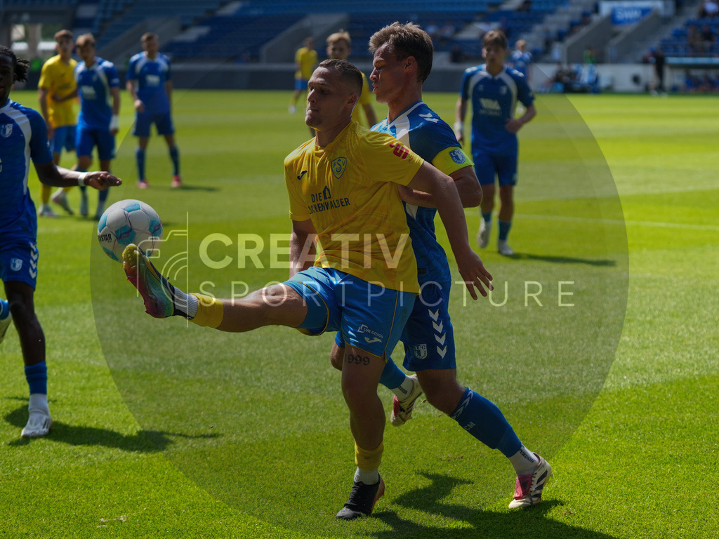 Fußball, Herren, Saison 2025/2026, Regionalliga Nordost, 3. Spieltag, 1.FC Magdeburg II vs. FSV 63 Luckenwalde, Samstag 09.08.2025, Avnet Arena Magdeburg | Fußball, Herren, Saison 2025/2026, Regionalliga Nordost, 3. Spieltag, 1.FC Magdeburg II vs. FSV 63 Luckenwalde, Samstag 09.08.2025, Avnet Arena Magdeburg, Im Bild: Lucas Will (gelb, Luckenwalde) und Julius Pfennig (r. Magdeburg) - Realisiert mit Pictrs.com