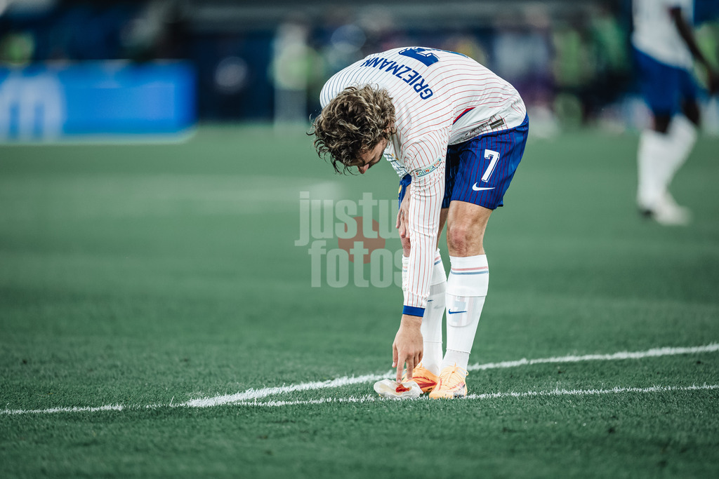 Fußball | Herren | UEFA-Fußball-Europameisterschaft 2024 | Gruppe D | Österreich vs. Frankreich | 17.06.2024 | Antoine Griezmann (#7, Frankreich) hebt seine blutige Binde auf